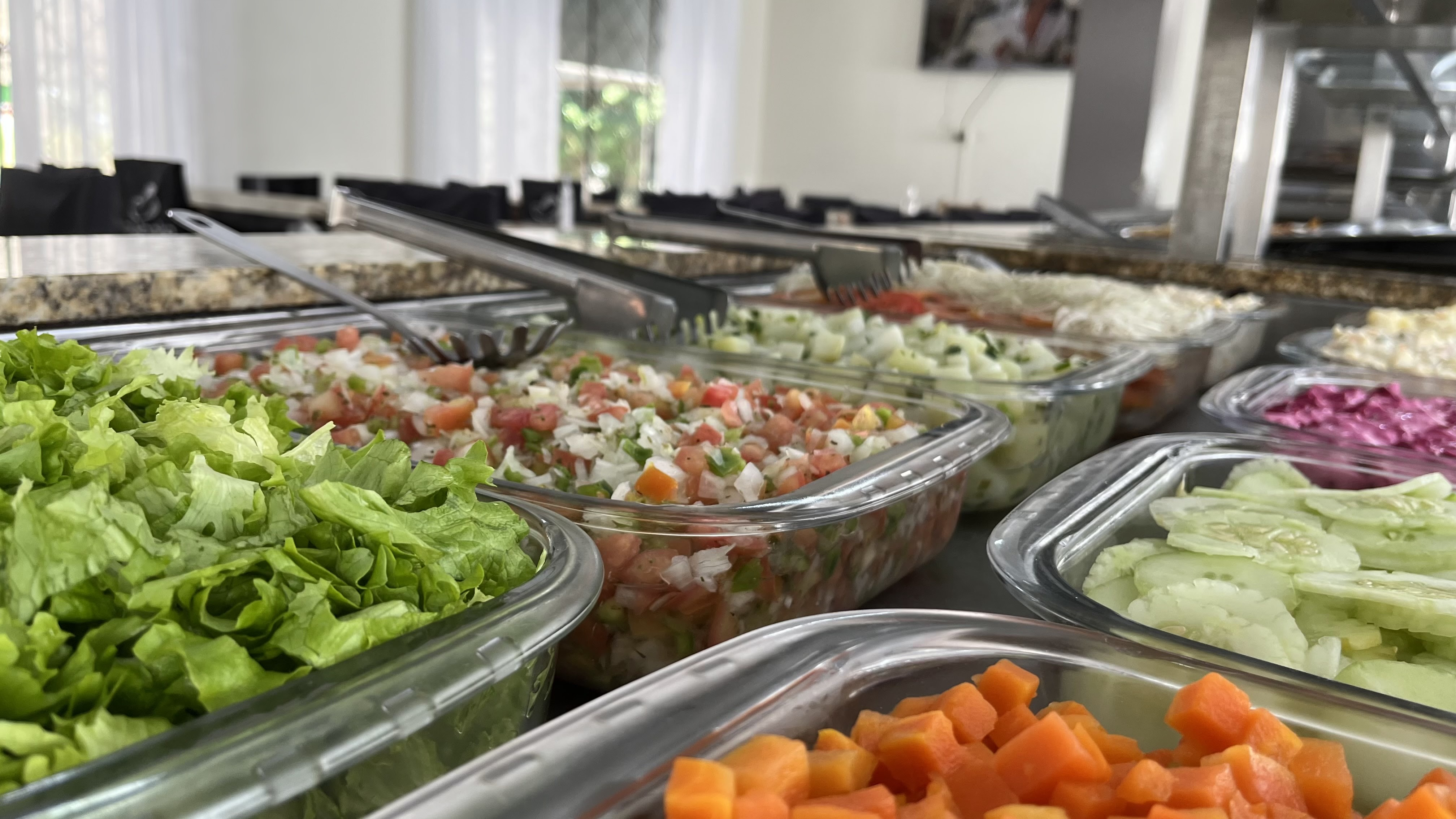 Saladas frescas do buffet