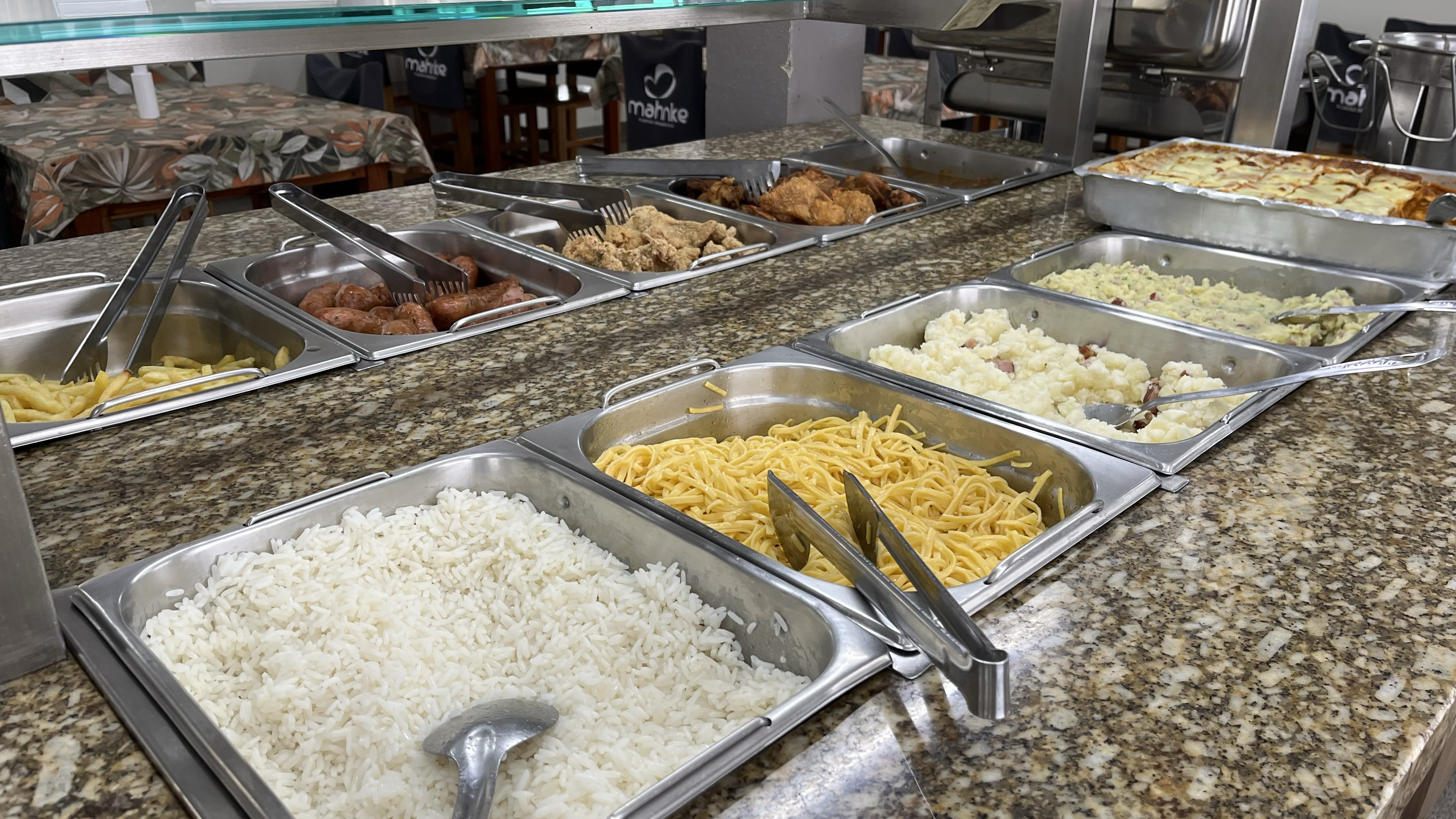 Acompanhamentos do buffet servidos no balcão